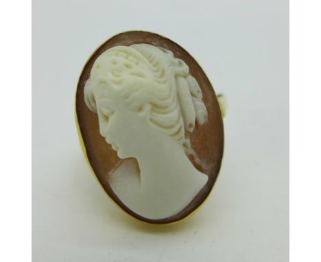 An 18ct gold cameo ring, 4.9g, O