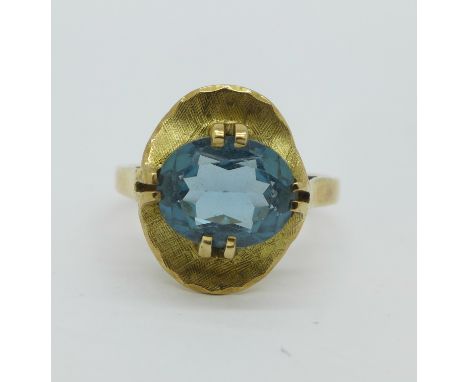 A 9ct gold and blue stone ring, 3.1g, N