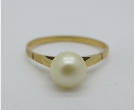 A 9ct gold and pearl ring, hallmark worn, 1.6g, P