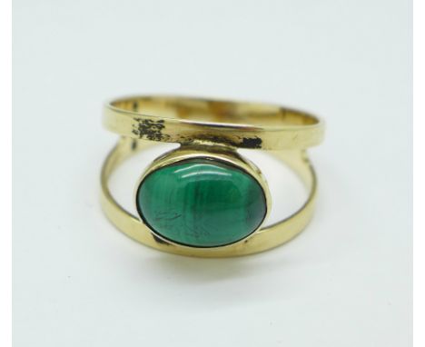 A 9ct gold and cabochon malachite set ring, 3.1g, P