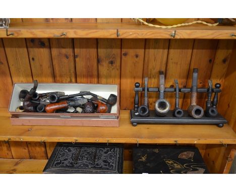 A small collection of twenty old tobacco pipes to/w a wooden five-pipe stand