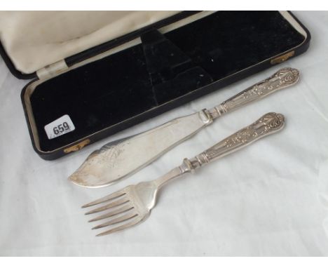 A pair of fish servers with silver handles, fitted box   