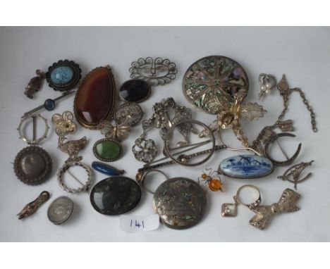 Quantity of silver pendants and brooches    