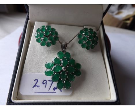 Cased green stone pendant necklace on silver chain &amp; matching earrings