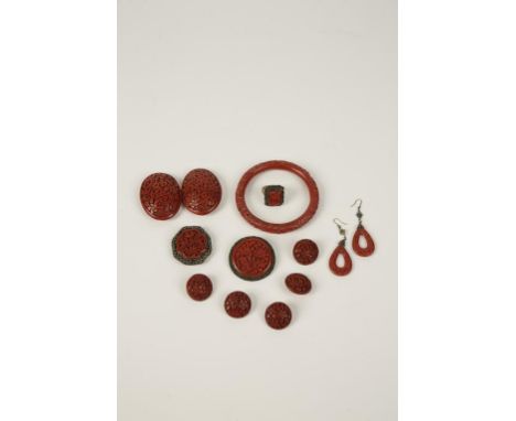 A GROUP OF CHINESE CINNABAR LACQUER ITEMS OF JEWELLERY comprising floral belt buckle, two brooches, a set of five buttons, a 