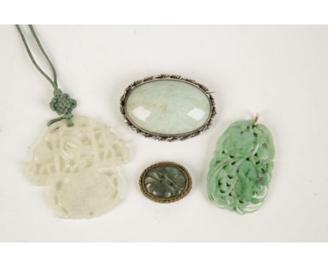 A GROUP OF FOUR CHINESE JADE/JADEITE JEWELLERY ITEMS comprising a flower basket pendant, a peach scroll pendant with gold met