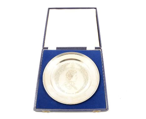 An Annigoni Royal Silver Jubilee limited edition plate, Roberts &amp; Dore Ltd, London 1977, ltd ed 1929/200, with CoA and fi