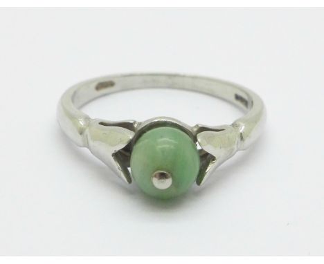 A 9ct white gold and jade ring, 2.5g, M 