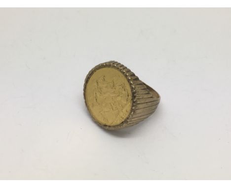 A 1900 gold sovereign ring, approx 15.3g and approx size R.