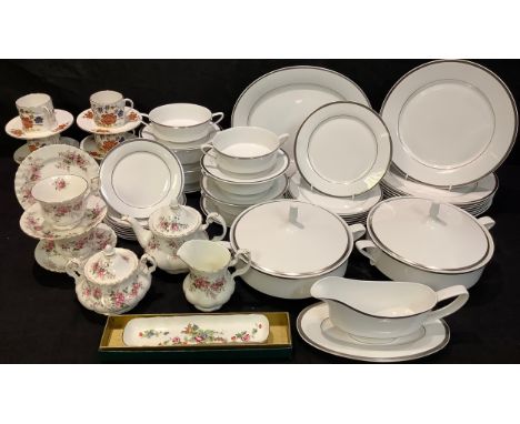 A Spode Silver Eternity dinner service for six comprising dinner plates, dessert plates, side plates, soup bowls and stands, 