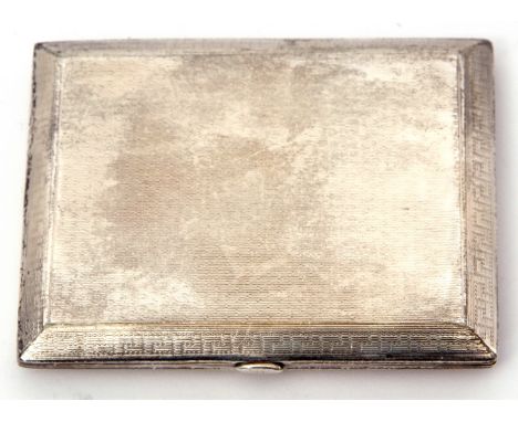 George V small cigarette case of chamfered rectangular form, all over fleur de lys engine turned decoration with Grecian key 