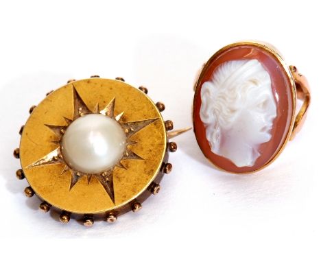 Mixed Lot: antique circular brooch centring a large split cultured pearl in a star engraved setting, 2cm diam, together with 