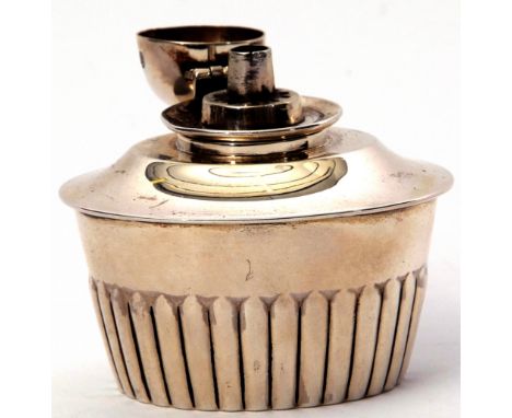 Edwardian table lighter of fluted oval form with concave apron, hinged domed lid with urn finial, London 1901 by William Hutt