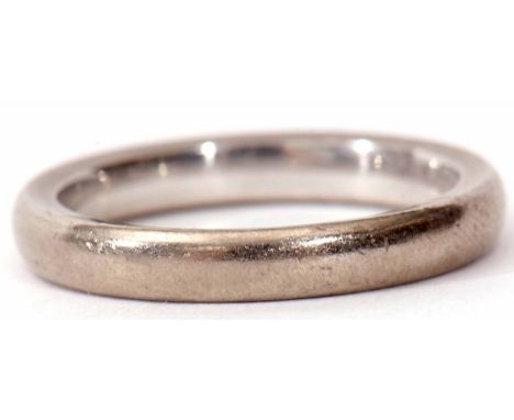 Precious metal plain polished wedding ring stamped 750, 5gms, size L