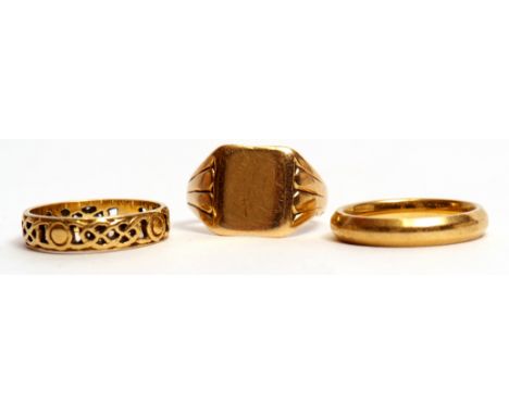 Mixed Lot: 18ct gold wedding ring of plain polished design, an 18ct gold pierced Celtic design ring, together with a gent's s