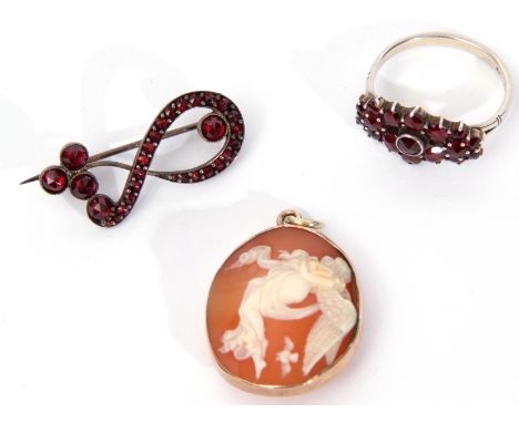 Mixed Lot: double sided cameo pendant depicting classical scenes in a yellow metal frame, a 925 Bohemian style ring, together