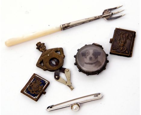 Mixed Lot: silver and mother of pearl handled preserve fork, a double sided photo locket in a silver frame, a 925 bar brooch 