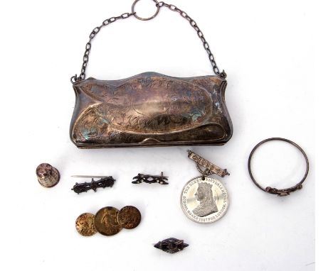 Mixed Lot: Edwardian ladies silver plated evening purse with chain handle, four various brooches, a Victorian School Board me