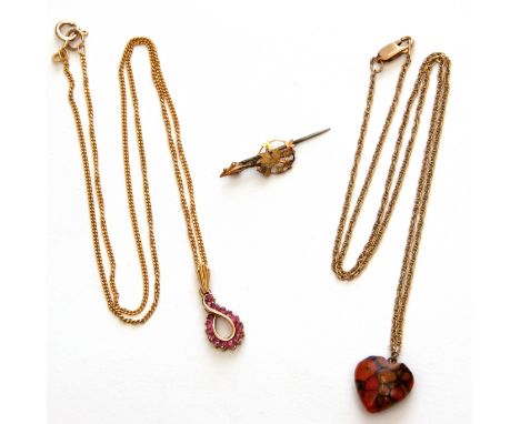 Mixed Lot: modern 9ct gold and ruby pendant on a 9kt stamped trace chain, a 9ct gold trace chain suspending a resin heart pen