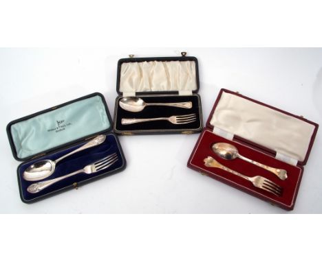 Mixed Lot: cased pair of Elizabeth II christening fork and spoon in trefid pattern, Sheffield 1956 by Travis, Wilson &amp; Co