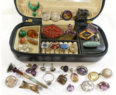 Assorted Victorian and later silver and costume jewellery including amethyst, rock crystal and paste set brooches, a malachit