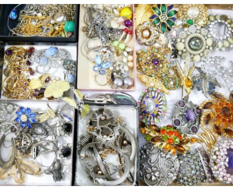 A large quantity of 20th century costume jewellery including a Trifari gold plated bow brooch, silver jewellery including rin