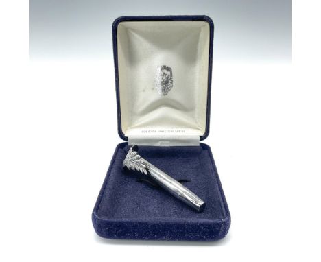 Likely from silversmith Ari D Norman, this lovely flower holding pin is decorated simply with a leaf. Weight: 6 grams. Stampe