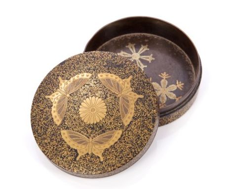 Early 20th century tortoiseshell comb overlaid with gold (stamped 14k) decoration, together with a Japanese lacquer box of ci