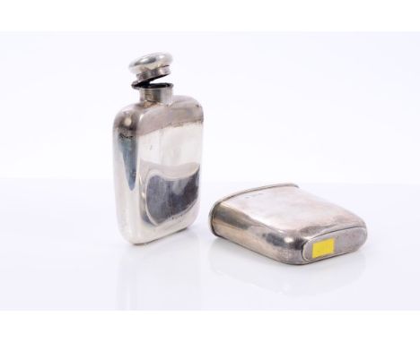 Edwardian spirit flask of shaped form, with engraved coronet and initials and hinged domed cover with bayonet fastening (inne