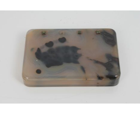 19th century agate snuff box of rectangular form, with rounded corners and hinged lid, 8.6cm in length