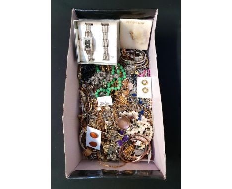 SELECTION OF COSTUME JEWELLERYincluding a jade coloured bead necklace, a gilt charm bracelet, cufflinks, brooches, simulated 
