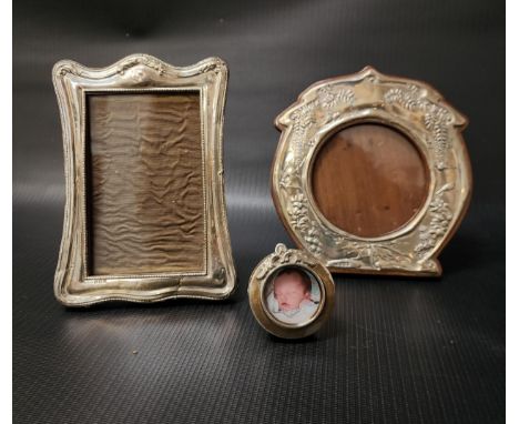 GEORGE V SILVER PHOTOGRAPH FRAMEof serpentine form with bead and foliate decoration, with an easel back, Birmingham 1920 by G