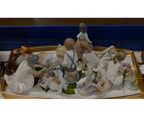 TRAY CONTAINING VARIOUS NAO FIGURINE ORNAMENTS, LLADRO CAT ORNAMENT, USSR BIRD ORNAMENT ETC     