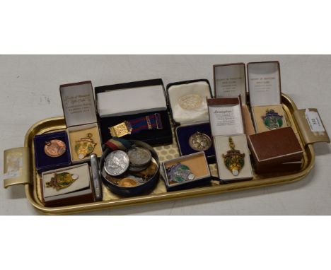 TRAY CONTAINING VARIOUS PRESENTATION BADGES, SILVER BADGES, ENAMEL BADGES, COINAGE ETC     