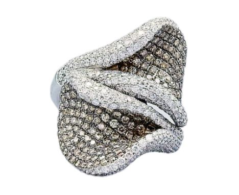 Ausgefallener Statementring mit Diamanten 18 k WG, besetzt mit Diamanten weiss und champagnerfarben in Wellenform gelegt, zus