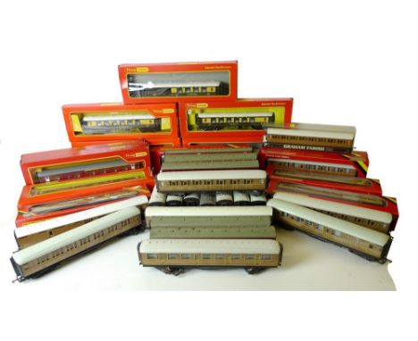 A quantity of Triang/Hornby dublo carriages, some boxed, comprising; five Pullman carriages, four GWR carriages, seven red li