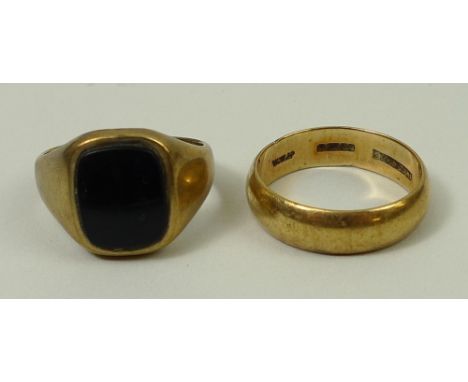 A 9ct gold wedding band, size S, together with a 9ct gold signet ring set with black agate, size Q, total 11.5g. 