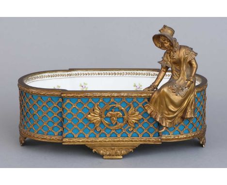 Jardiniere im SÈVRES Stil um 1912, Porzellan mit vergoldeter Bronzemontur, ovale, tiefe Form mit türkisfarbener Glasur, Innen