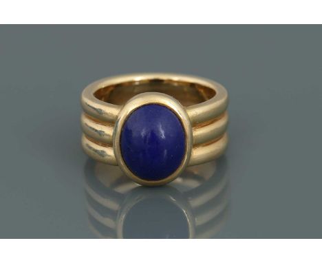Ring mit Lapislazuli  750er Gelbgold, breite gerillte Schiene mit einem ovalen Lapislazuli Cabochon, ca. 3,75ct., Gewicht ca.