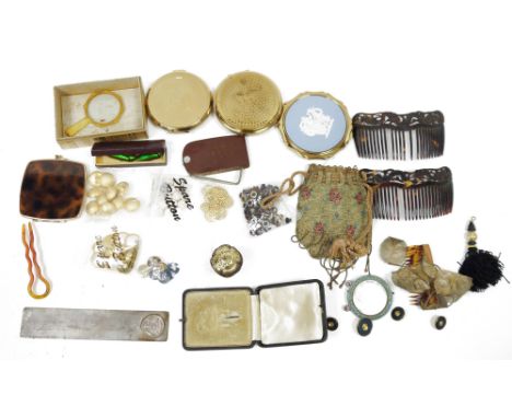 Assorted vintage compacts&nbsp;including Stratton, a Victorian beadwork purse, an early 20th century micro-mosaic small pictu