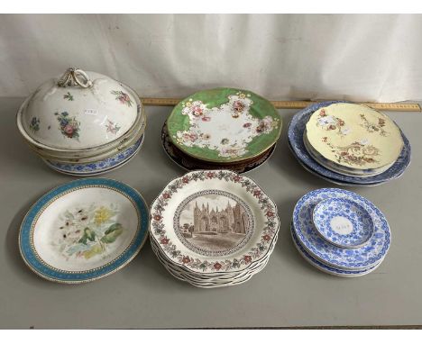 Collection of various assorted decorated plates to include Wedgwood, Worcester and others