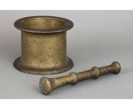Bronze Mörser mit Pistill (Stößel) wohl 18. Jahrhundert, dickwandiges, zylindrische Gefäß (H 15cm) mit ausgestellter Mündung 