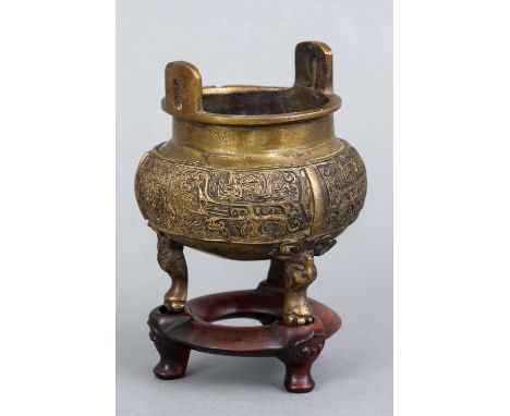 Chinesisches Bronze Räuchergefäß "Ding" wohl frühe Qing Dynastie, bauchiges Gefäß mit 2 Handhaben auf 3 Tier-(Elefanten) Füße