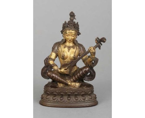 Nepalesische Bronzefigur "Saraswati" Bronze, partiell vergoldet, auf einem Lotussockel sitzende, musizierende Göttin der Küns