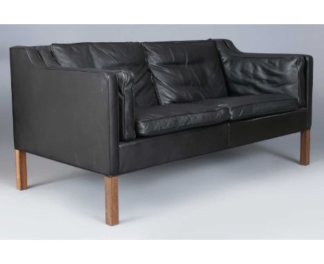 BORGE MOGENSEN für FREDERICIA (Denmark)  Sofa 2-Sitzer, eckiger Rahmen, allseitig gepolstert und schwarz beledert, eckige Vie