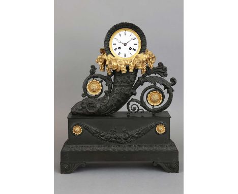 Pendule des 19. Jahrhunderts wohl Paris, um 1840, schwarz patiniertes Bronze Gehäuse mit plastischer Füllhorn-Staffage, Rocai
