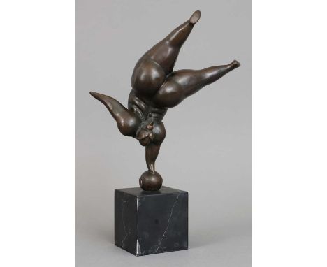 Bronzefigur "Beleibter weiblicher Akt beim Handstand auf Kugel" eckiger Steinsockel, auf der Kugel Gießerstempel/Plakette "J.