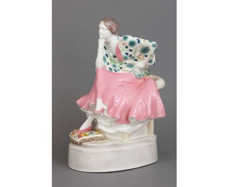 GOLDSCHEIDER Keramikfigur "Carmen" 1913-1920, Entwurf JOSEF KOSTIAL, Modellnummer 4903/106/25, in einem Sessel sitzende Dame 
