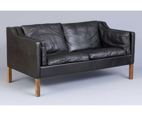 BORGE MOGENSEN 2-Sitzer Sofa Ausführung FREDERICIA Mobler, um 1980, eckiger Rahmen mit geraden Armlehnen, allseitig gepolster