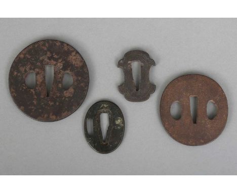 4 japanische Eisen und Bronze Tsubas der Edo- und Meiji-Periode diverse Größen, Formen und Dekore, D ca. 5-7,5cm, Alterspatin